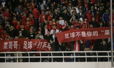 爱游戏官方下载-精彩对局！球队们将为晋级艰难拼搏
