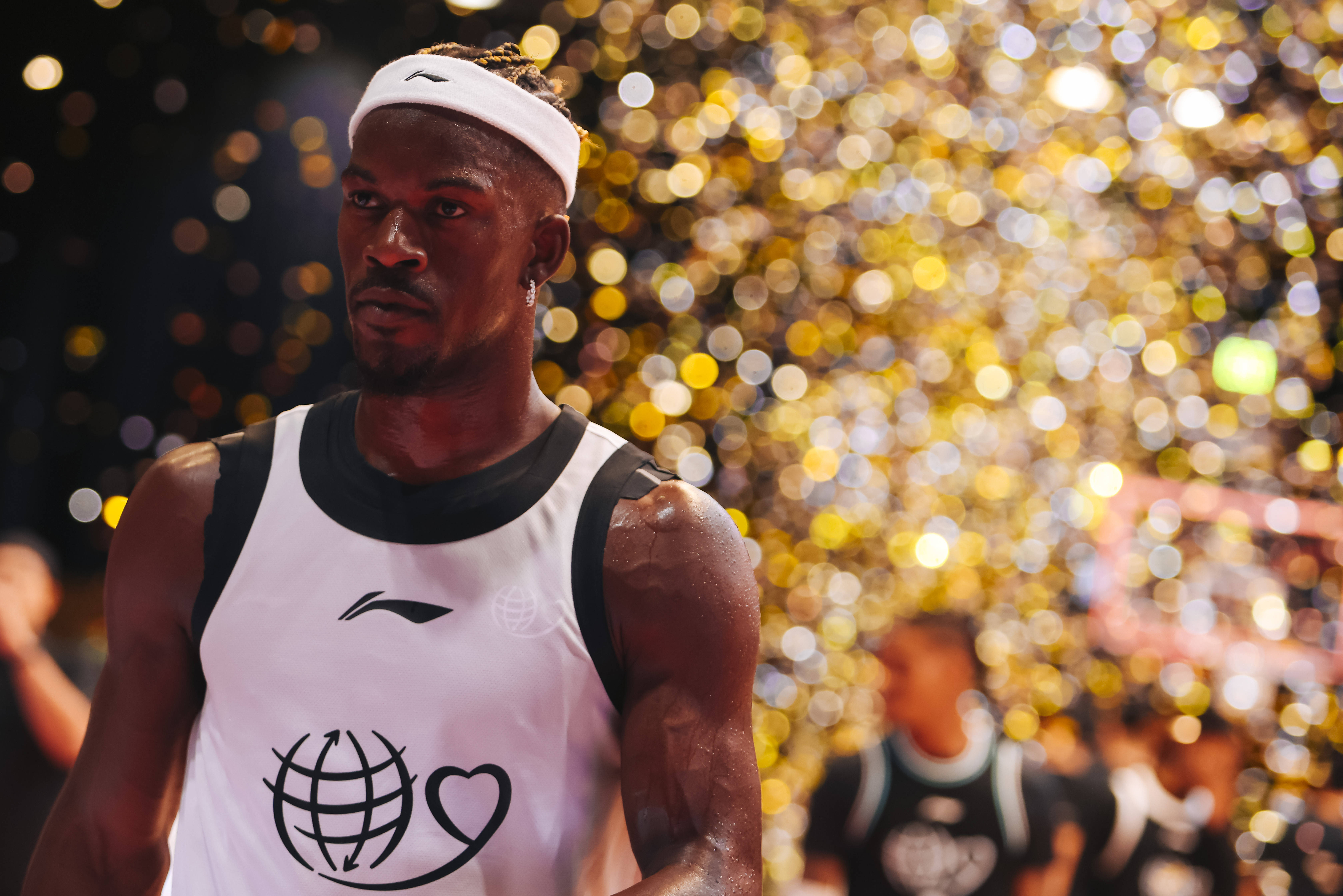 包含NBA精彩绝伦比赛彰显球员实力，球迷热议不断的词条
