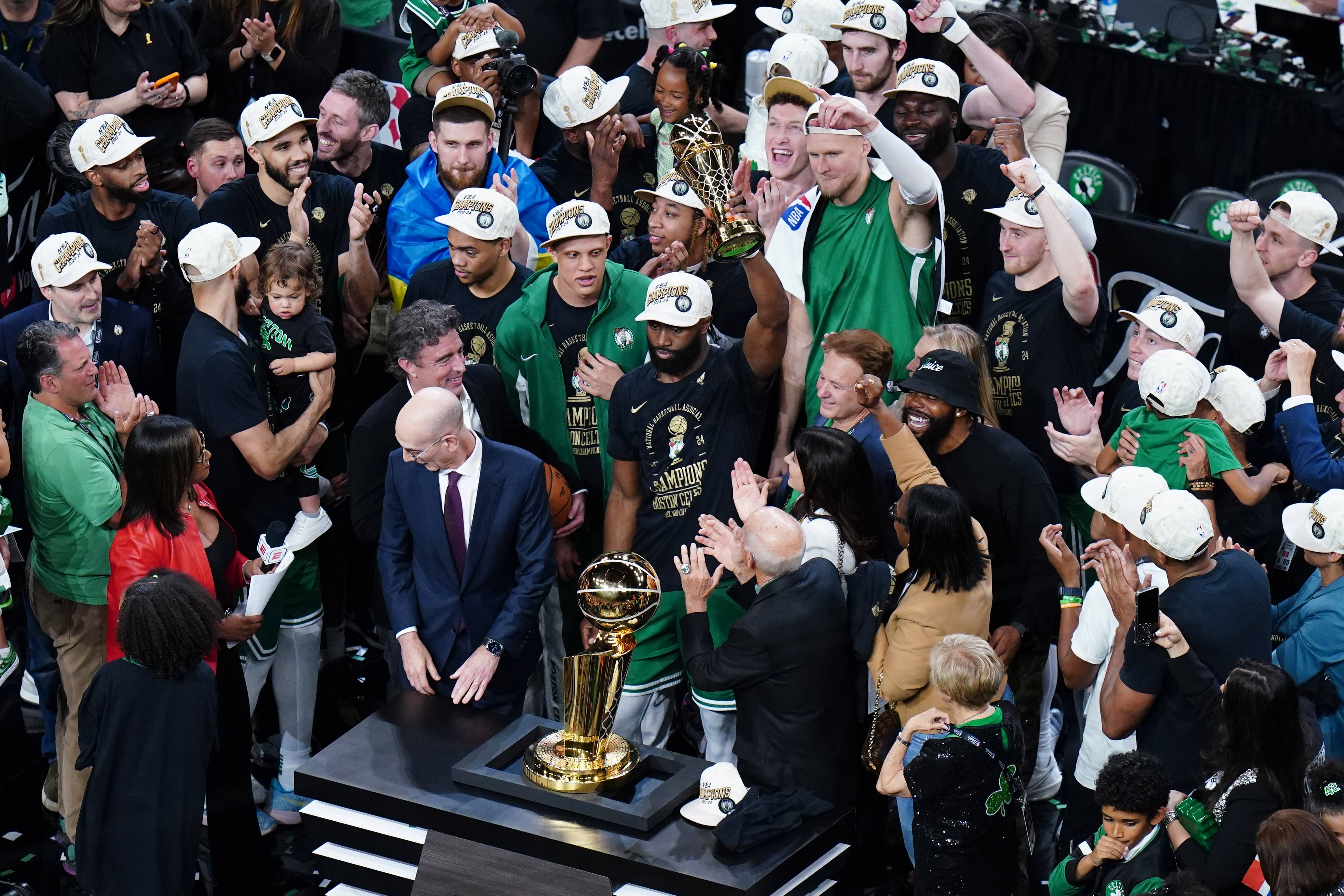 包含NBA精彩绝伦比赛彰显球员实力，球迷热议不断的词条