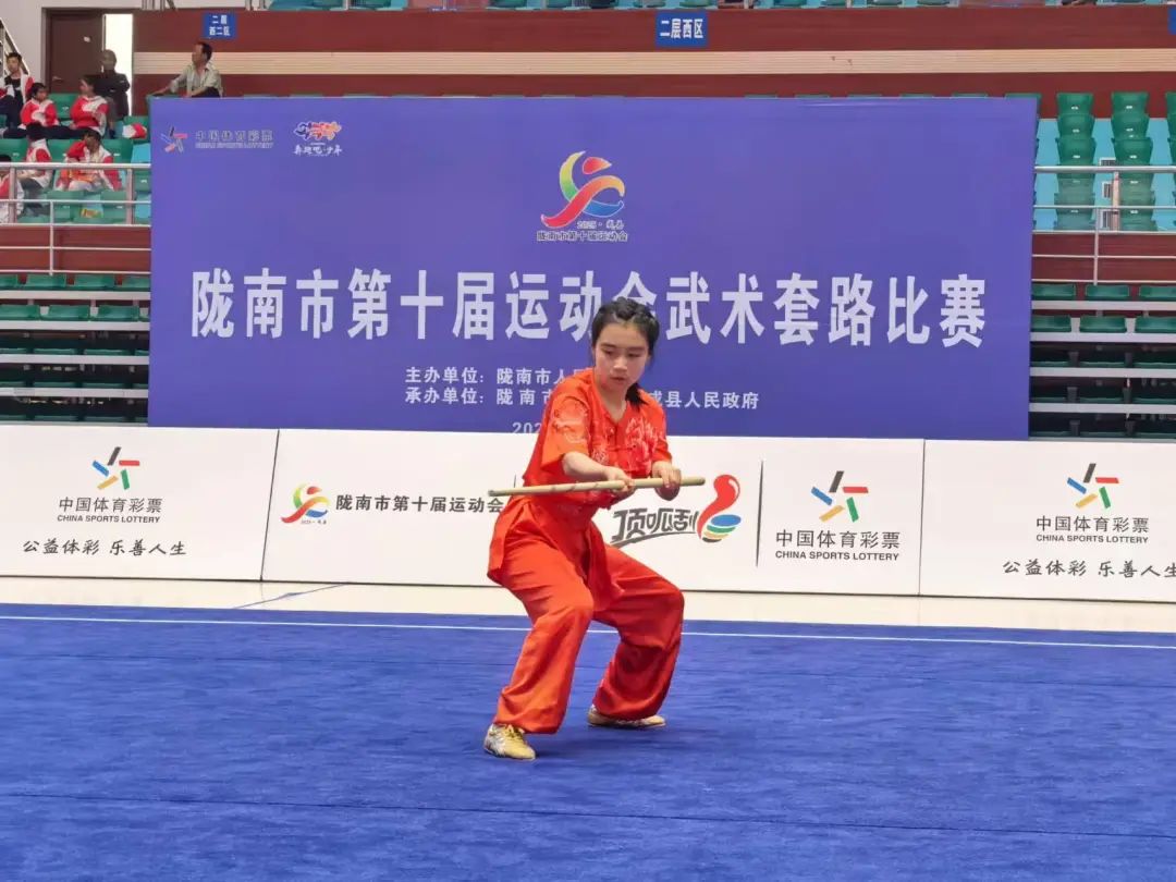 关于东道主选手争先恐后，斩获奖牌的信息
