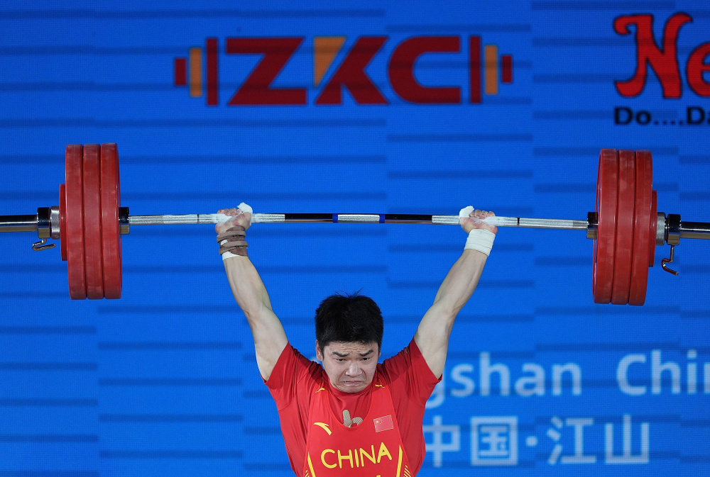 印度尼西亚选手在举重项目夺冠