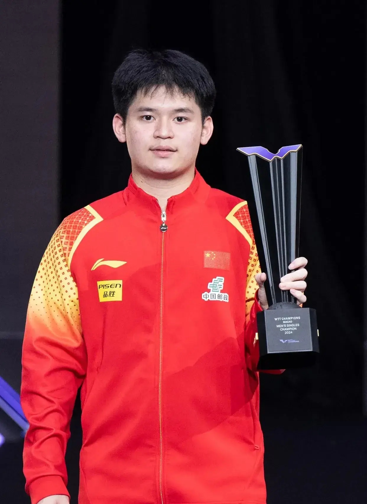 包含强劲的对手，无懈可击的表现，谁将胜出？的词条